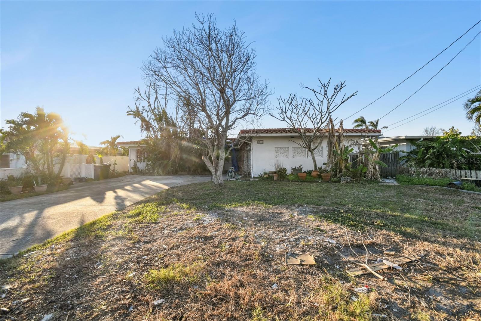 VENETIAN POINT - Land