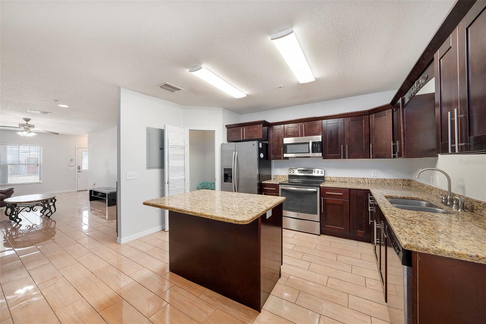 BELLA TERRAZA TWNHMS - Residential