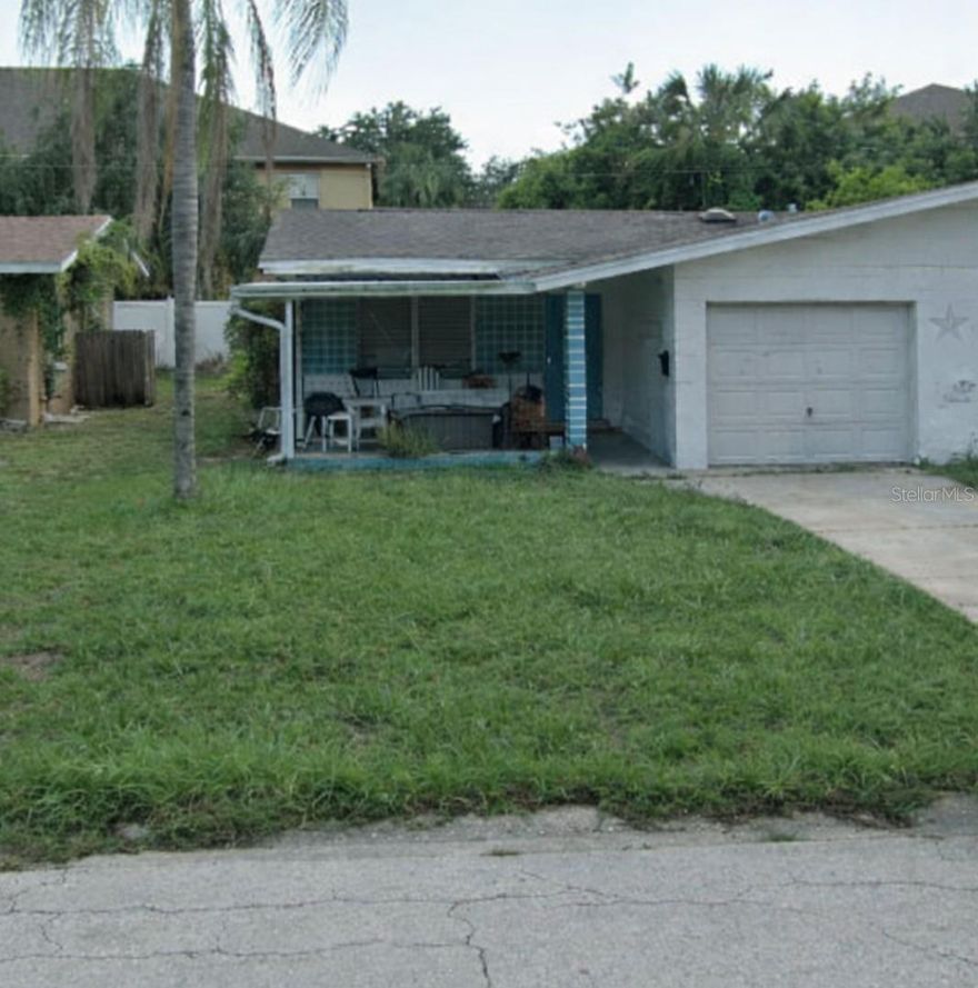*OWNER WILL APPLY A ONE TIME $1,000 CREDIT FOR MOVE IN TO TENANTS THAT MOVE IN BEFORE JANUARY 31 2026* Located in the quiet Coquina Key neighborhood, this charming 2-bedroom, 1-bathroom duplex is just minutes from St. Petersburg pier.