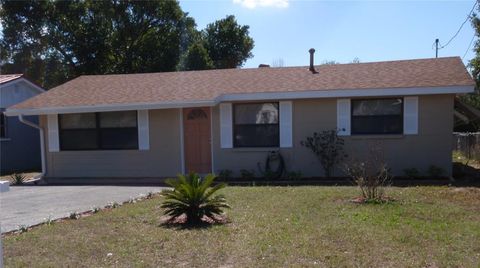 A home in TAVARES