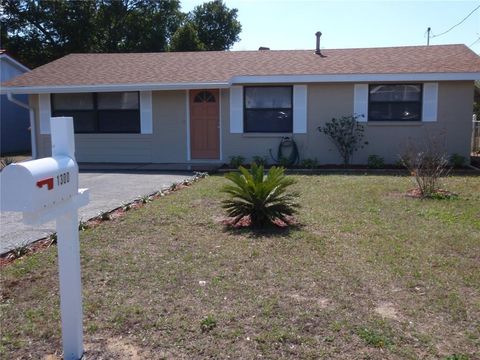 A home in TAVARES