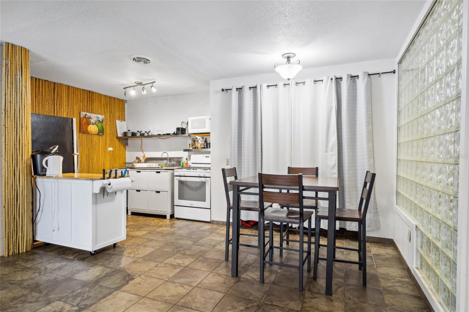 SUMMIT HOUSE - Residential