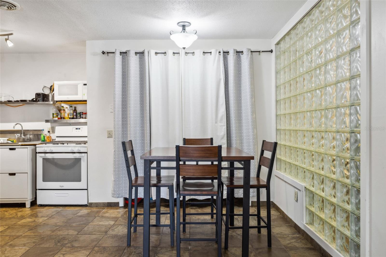 SUMMIT HOUSE - Residential