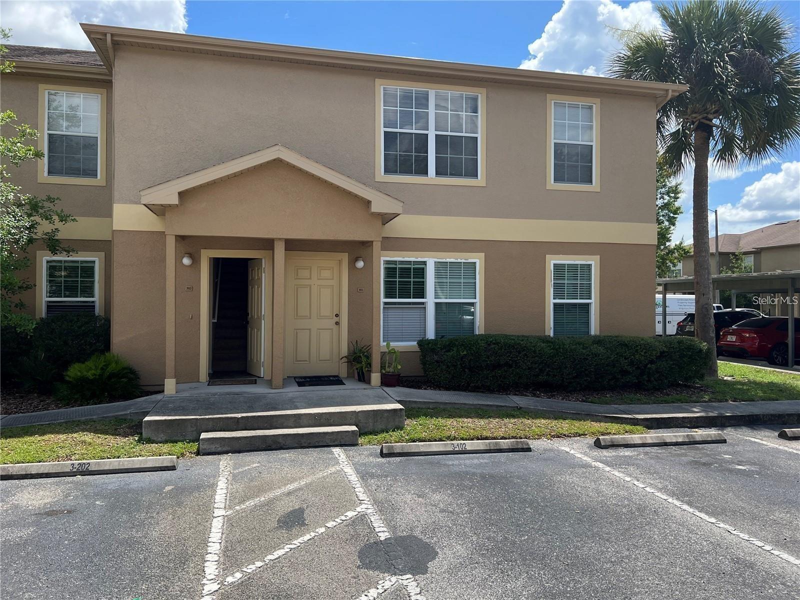 Townhome-style condo with 2 bedrooms and 2 bathrooms, spacious and bright. Large bedrooms, walk-in closets, a European-style kitchen, and a full-sized washing and dryer. Living without upkeep and having access to all amenities, such as a fitness center, clubhouse, three lakes, a picnic area with a cabana and a gas grill, a car care facility, a playground, and a swimming pool.