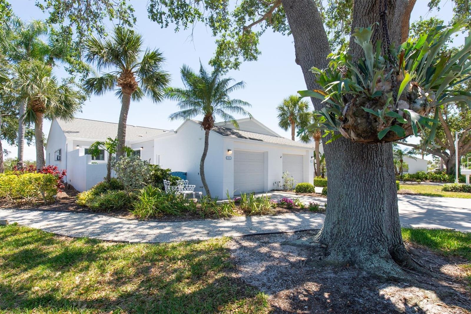 801 WATERSIDE LANE