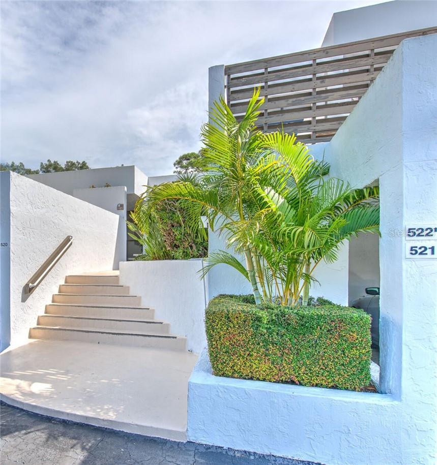 GORGEOUS LONG TERM RENTAL!! Bayport Beach & Tennis CLub is an amenity-rich community at sea's edge and is situated in the middle of
Longboat Key. This 2 bedroom, 2 bathroom fully furnished rental is beautifully appointed. This residence offers a wonderful retreat as a annual. Bayporters' enjoy an active island lifestyle with 4 Har Tru tennis courts, a Jr. Olympic sized (heated) pool, private fishing pier, kayak facilities, Bocce court and amazing nature trails. The spacious clubhouse, with fitness and full kitchen, hosts a number of social activities. Simply walk across the street to the private beach on the Gulf of Mexico for a morning of beachcombing, surf casting or memorable sunsets. Please contact Agent for availability. NOW AVAILABLE STARTING 8/1/2024