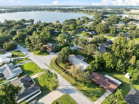 A home in WINTER HAVEN