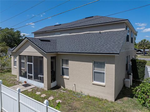 A home in LAKELAND