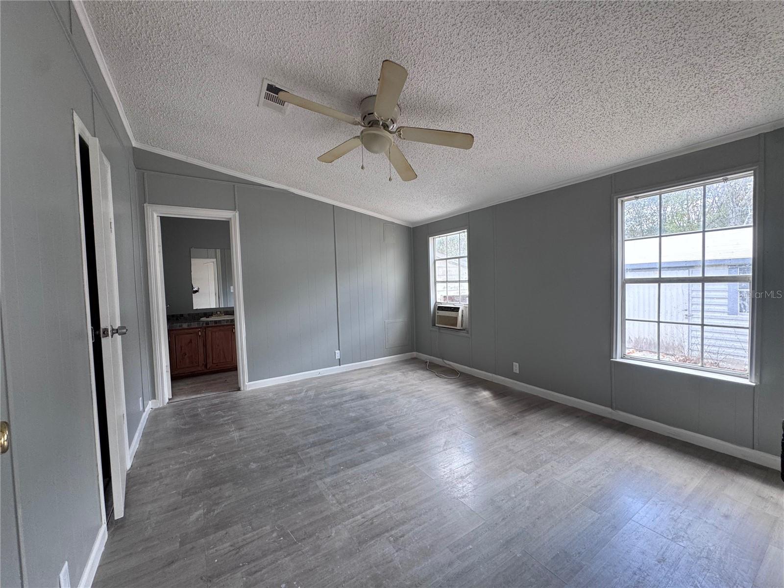 HERNDON WOODS - Residential