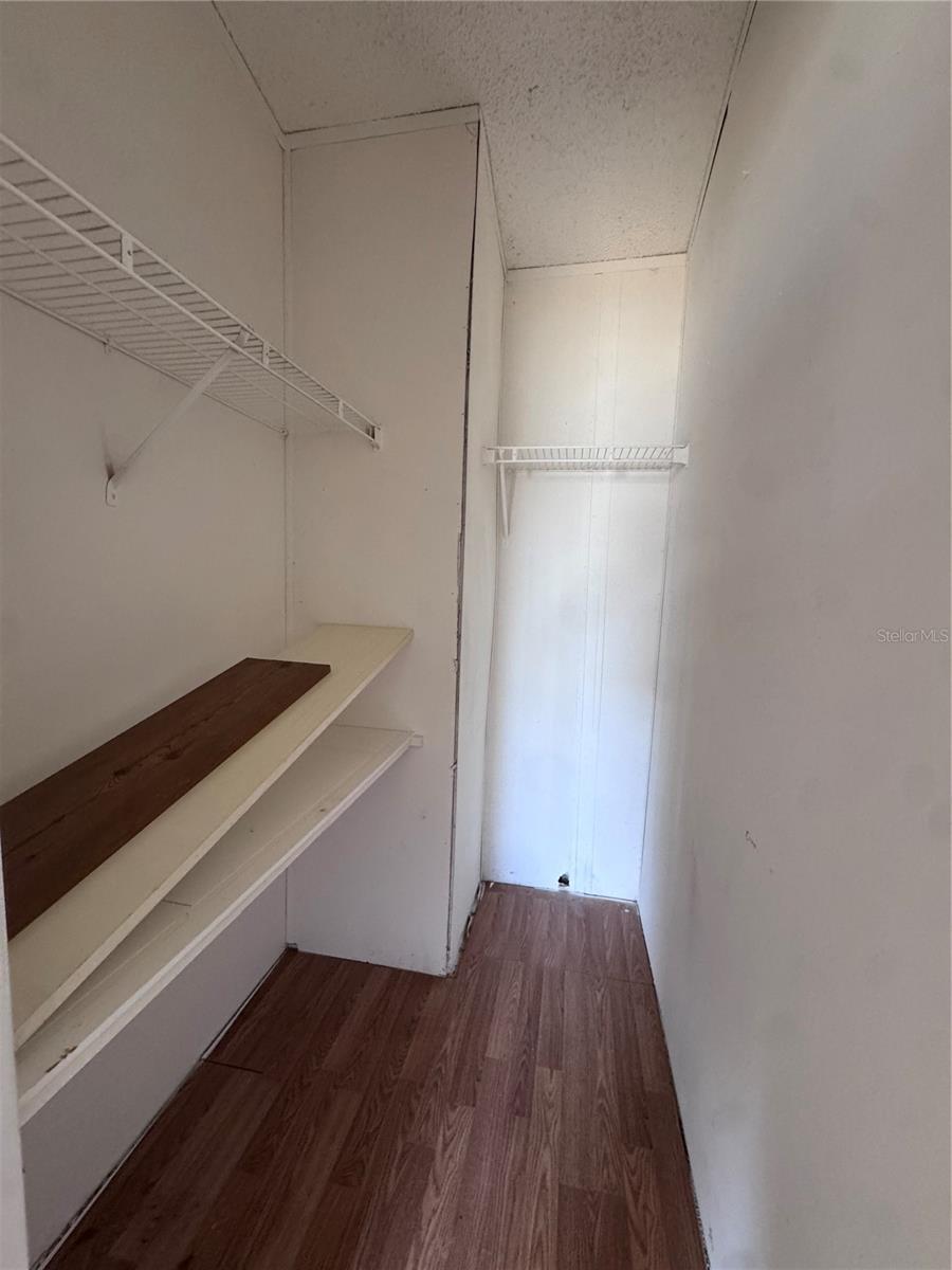 HERNDON WOODS - Residential