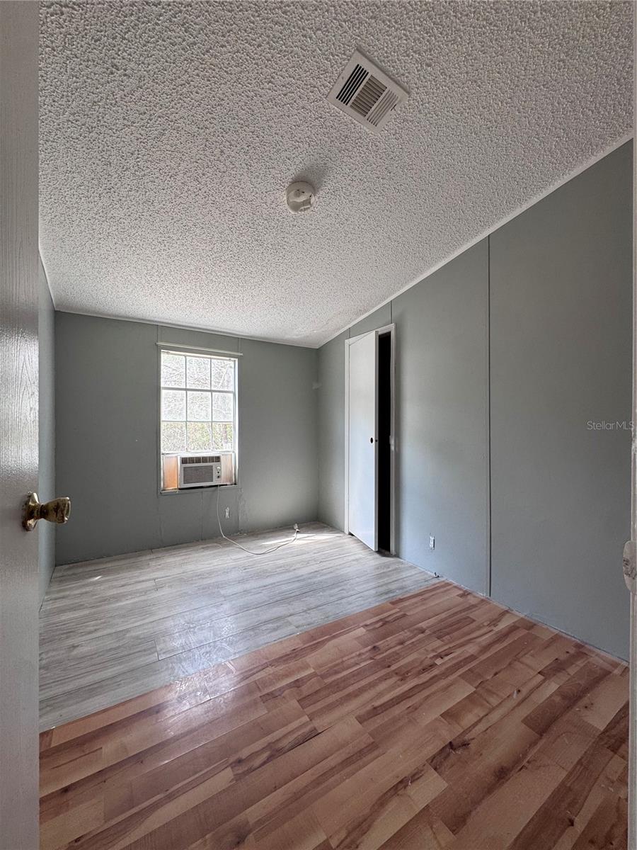 HERNDON WOODS - Residential