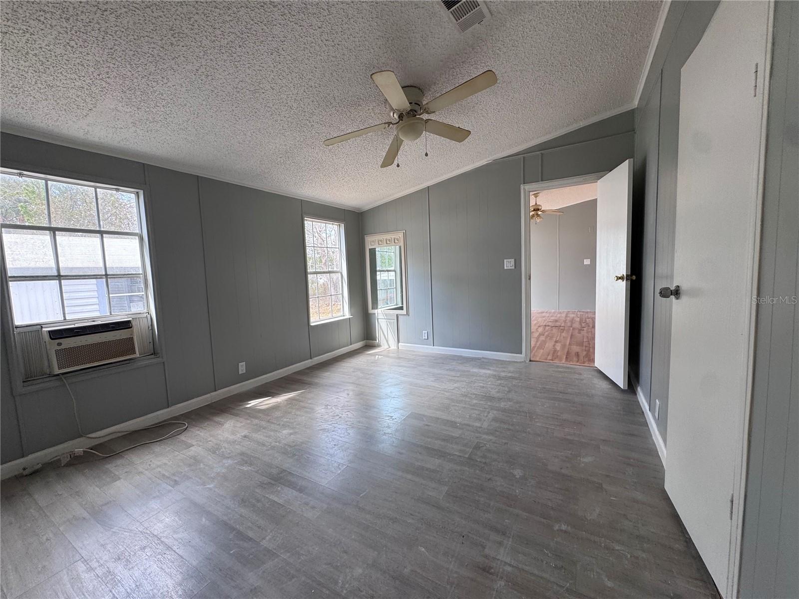 HERNDON WOODS - Residential