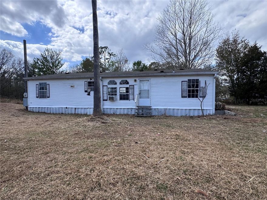 NICE MOBILHOME REDUCED PRICE TO SELL!! INVESTMENT OPPORTUNITY! 3 DEDS 2 BATHS, NICE CORNER UNIT ALMOST ONE ACRE OF LAND. BIG STORAGE. PROPERTY NEEDS TLC.
