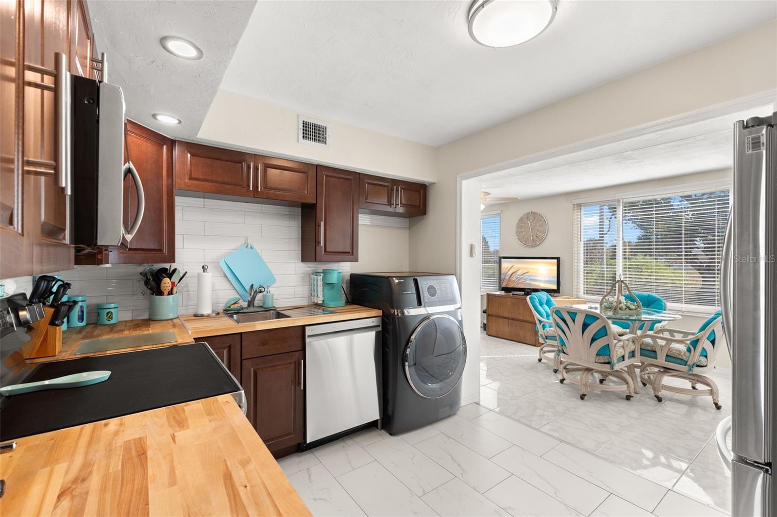 ON TOP OF THE WORLD - Residential