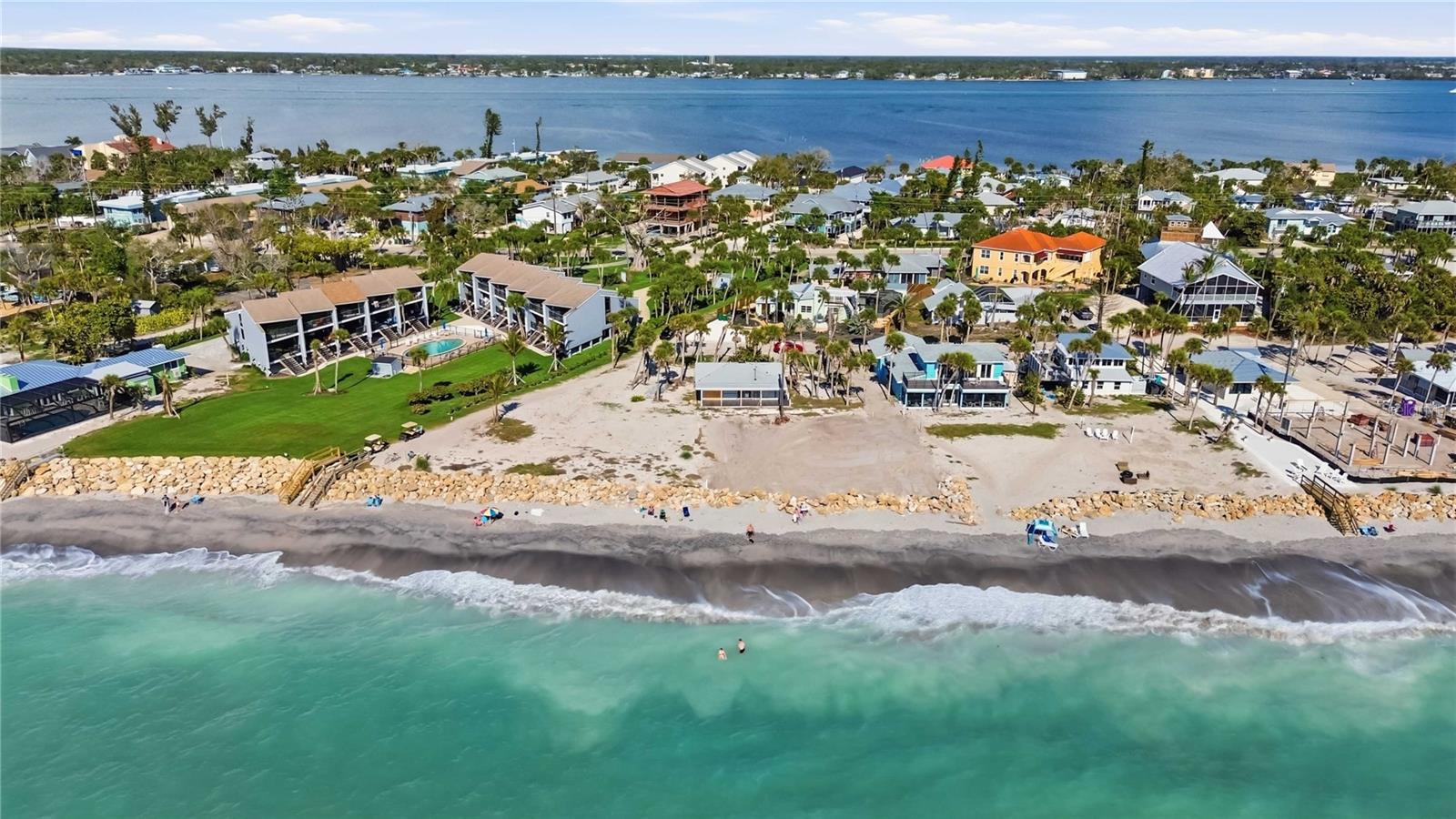 PELICAN SHORES - Land