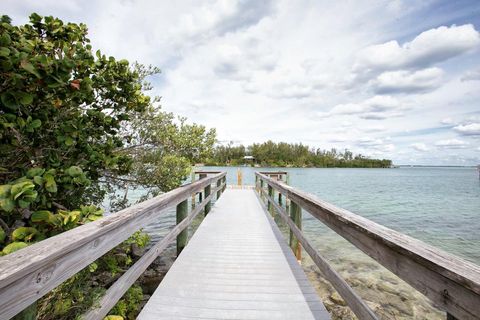 A home in LONGBOAT KEY