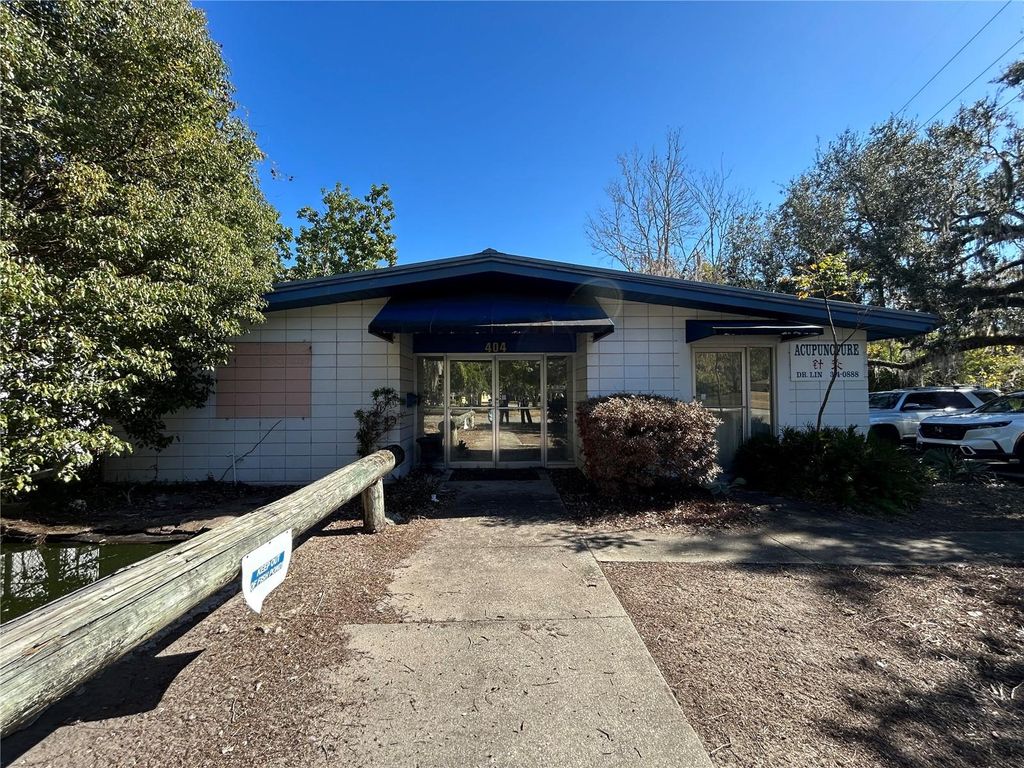 Photo of 404 Perkins Street, Leesburg, FL 34748 (MLS # O6396376)