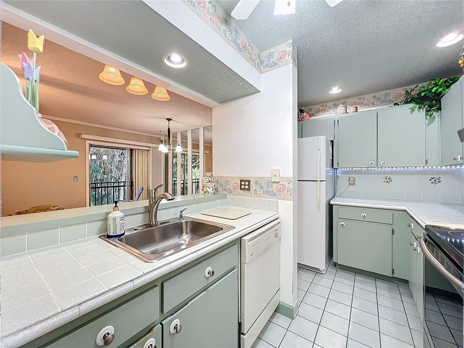 LAKESIDE CONDO APTS - Residential