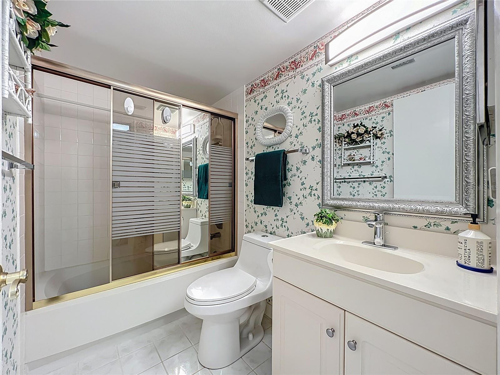 LAKESIDE CONDO APTS - Residential