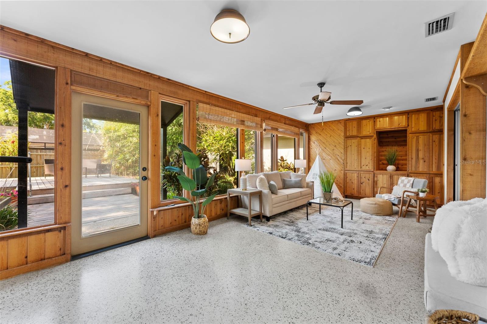 LAKE MAGDALENE VISTA UNIT 1 - Residential