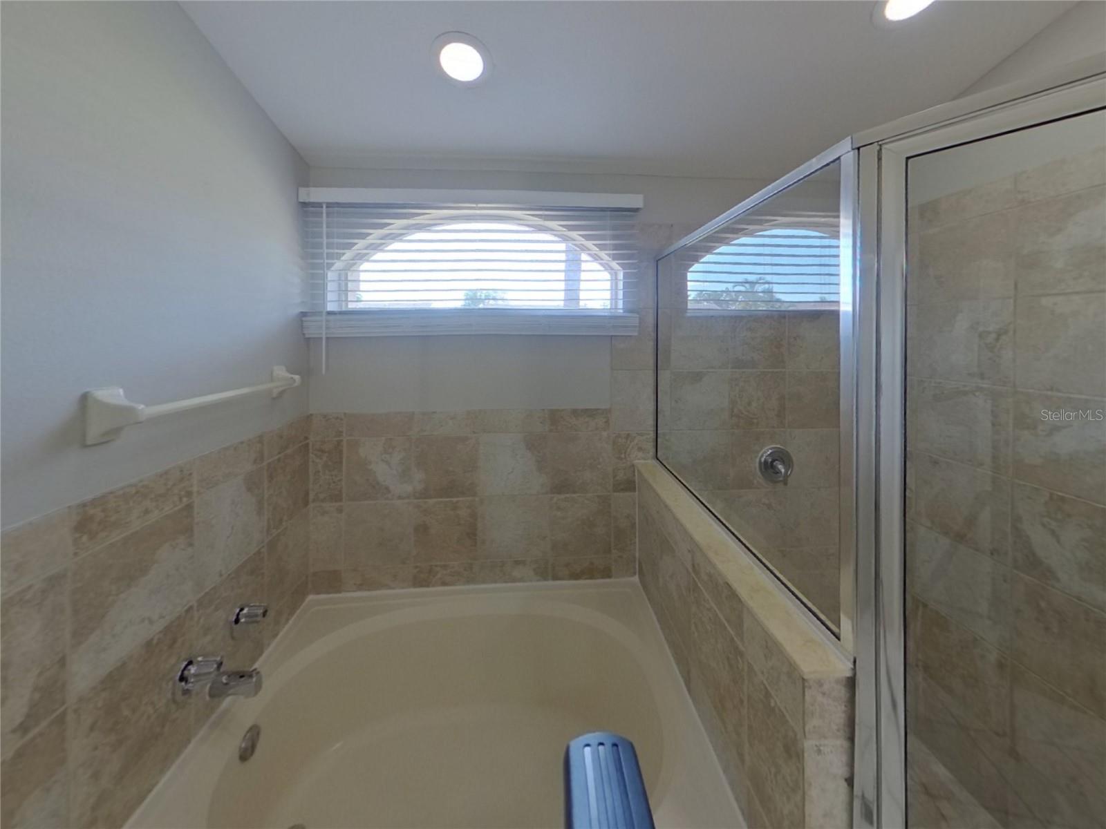 COUNTRY CLUB COURT SECOND SEC - Residential Lease