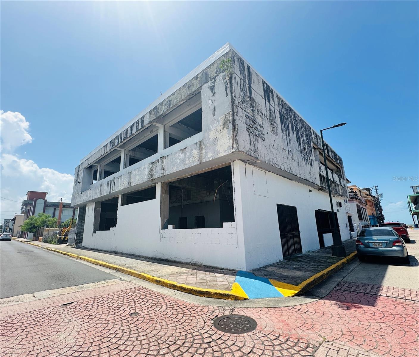 Investors, take note! This is your chance to secure the next big opportunity in the heart of Cataño Town. Prime location: directly across from the iconic Plaza del Recreo, surrounded by restaurants, offices, hotels, Airbnbs, pharmacies, and more—a constantly active area with high customer potential! This two-story commercial property is ready to be remodeled to your liking, offering 3,336 sq ft of versatile space. Zoned C-1, making it ideal for multiple uses. CASH ONLY offers. Sale based on appraisal. Bring your vision to life in one of the most promising areas of the metropolitan zone. Don’t miss out on this unique investment opportunity!