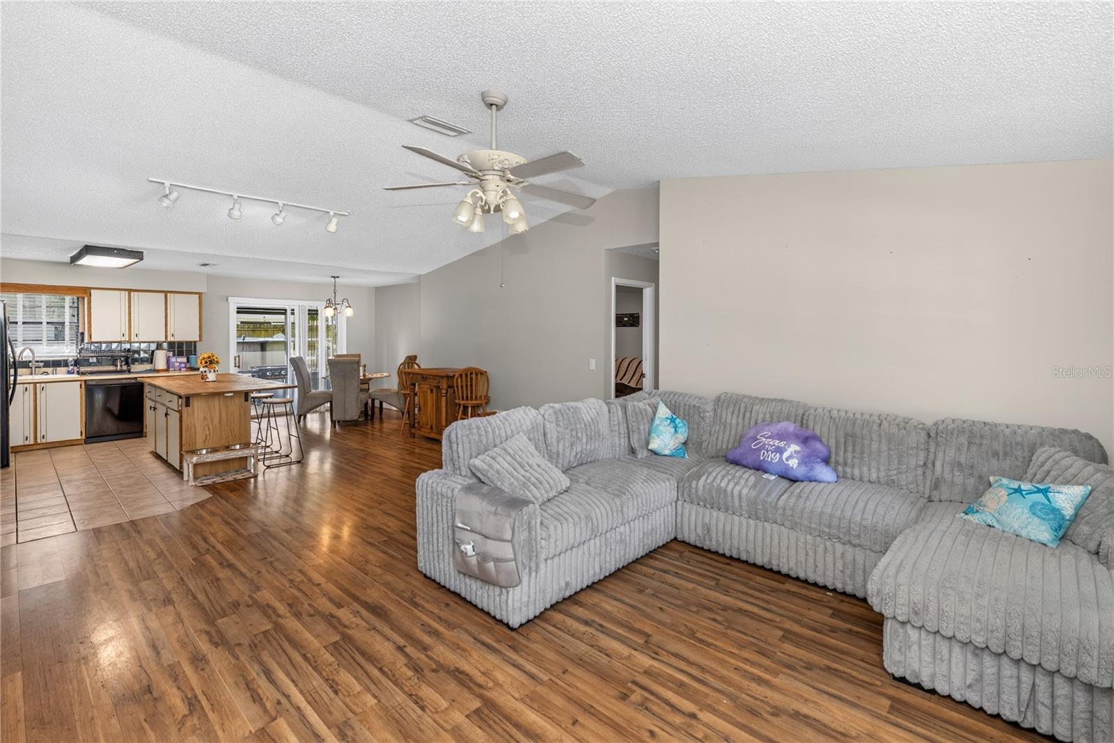 2512 PINE TREE DRIVE