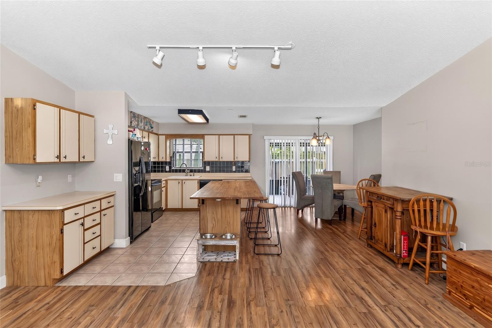 2512 PINE TREE DRIVE