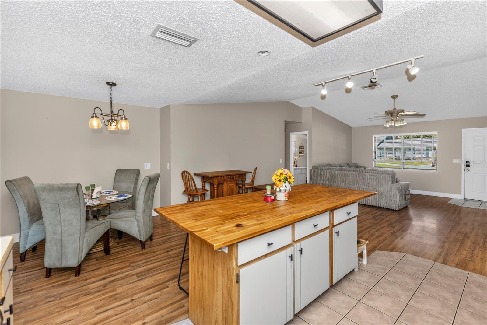 2512 PINE TREE DRIVE