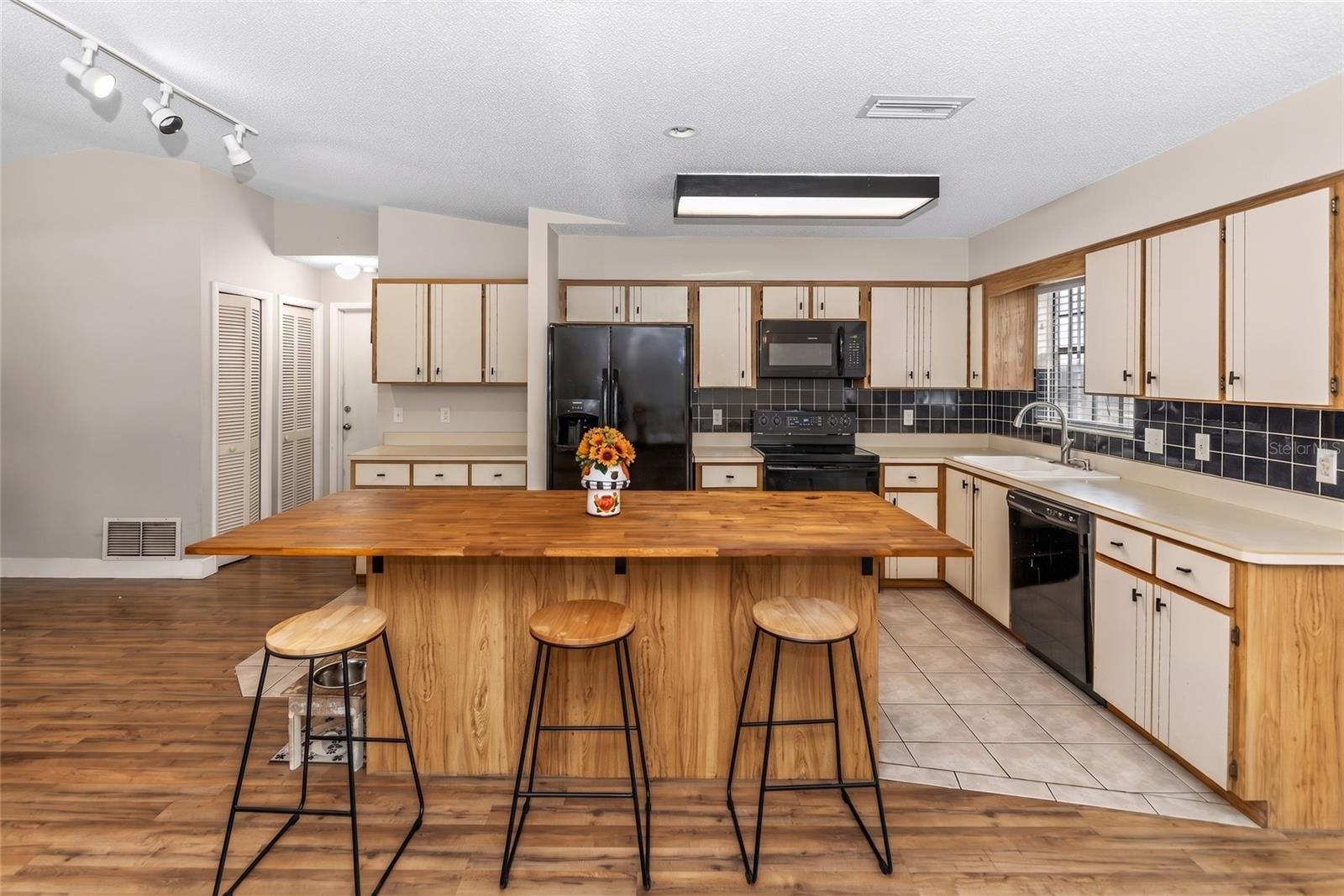 2512 PINE TREE DRIVE