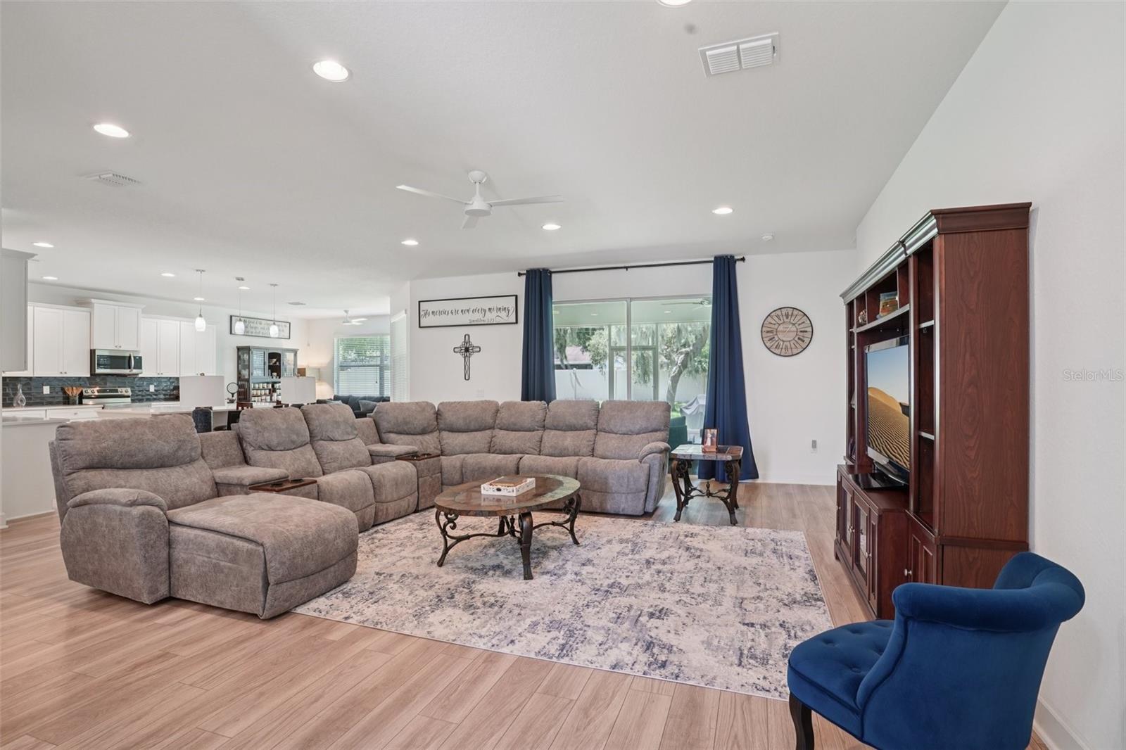 1047 WOODLAND OAKS DRIVE