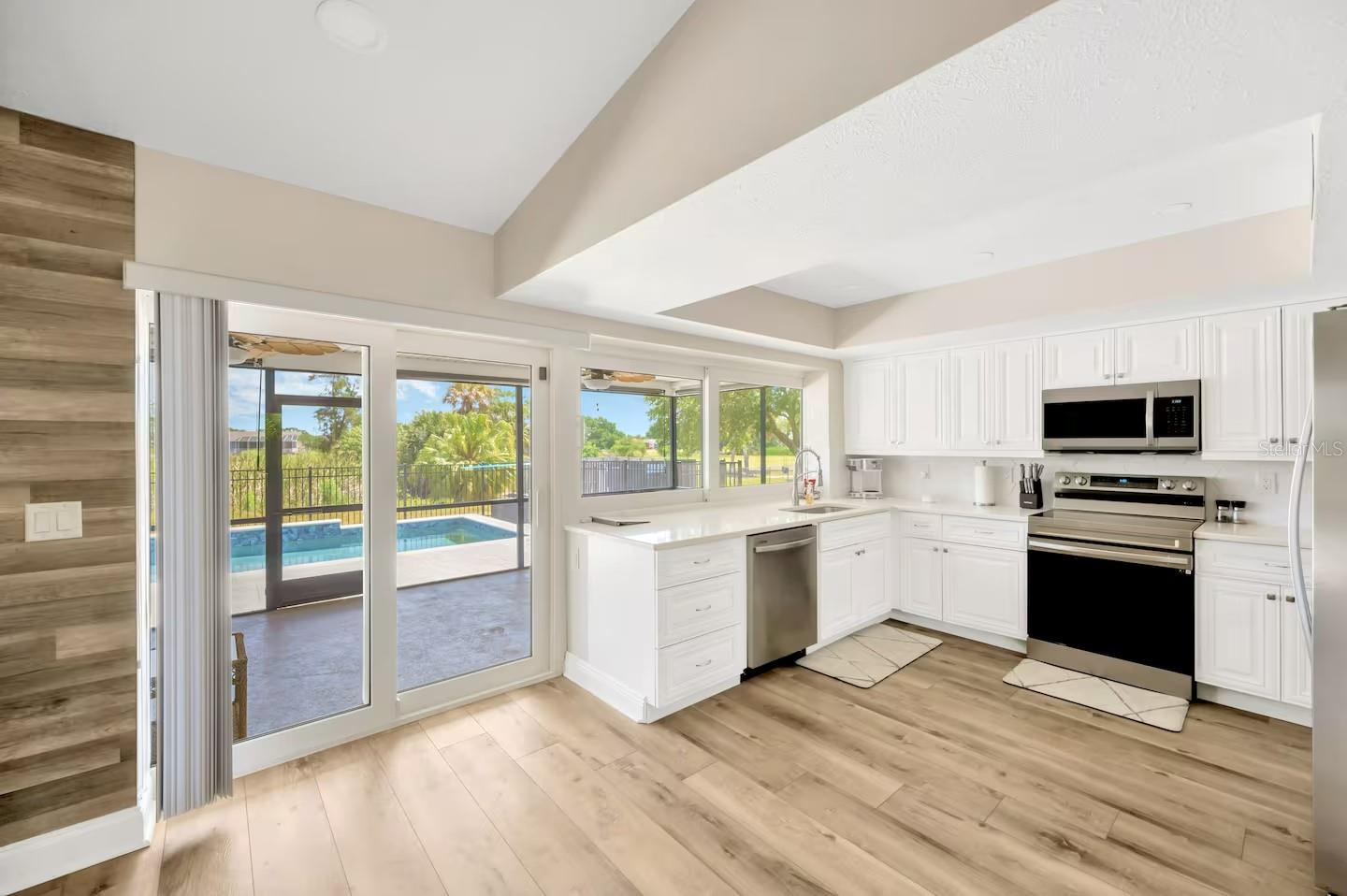 APOLLO BEACH UNIT SIX - Residential