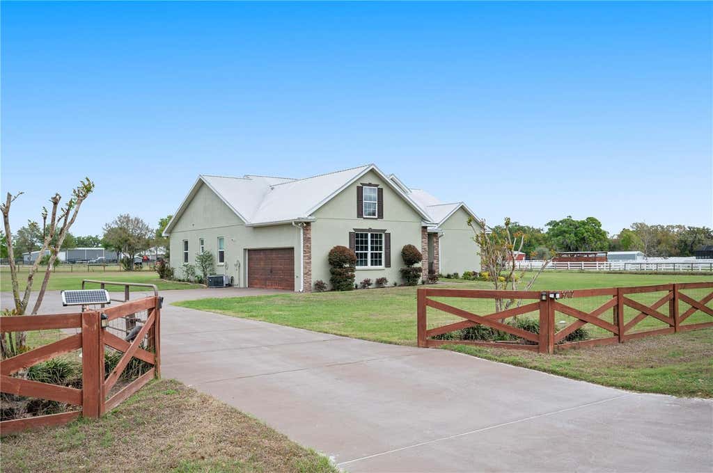 Photo of 3212 E Merrin Road, Plant City, FL 33567 (MLS # L4960051)