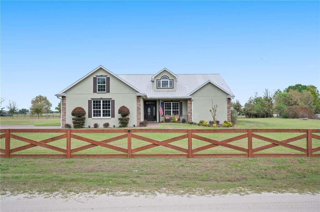 Photo of 3212 E Merrin Road, Plant City, FL 33567 (MLS # L4960051)