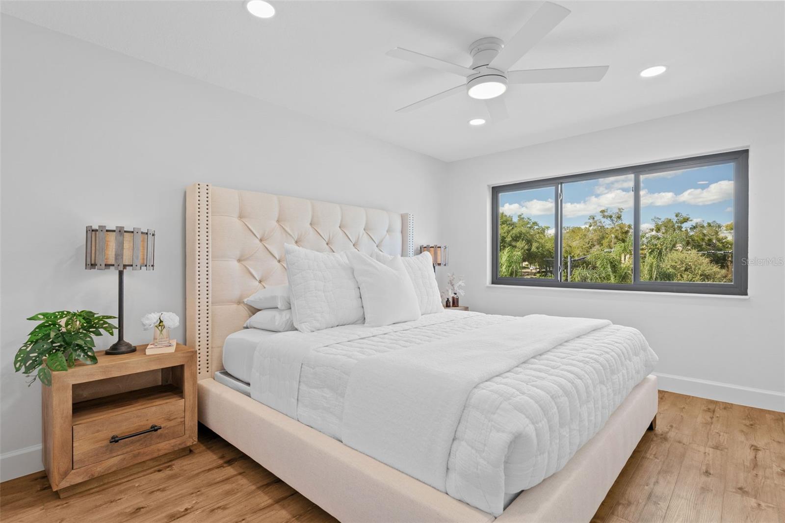 MOORINGS ON LAKE MAITLAND CONDO BLDG 05 - Residential