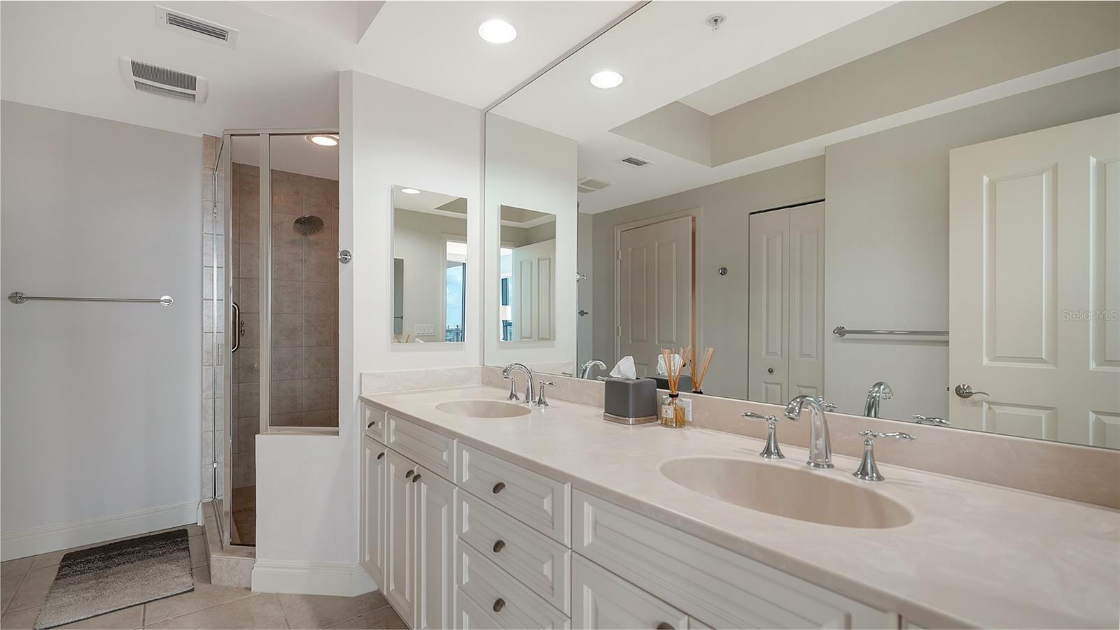 PLAZA AT 05 POINTS RESIDENCES - Residential