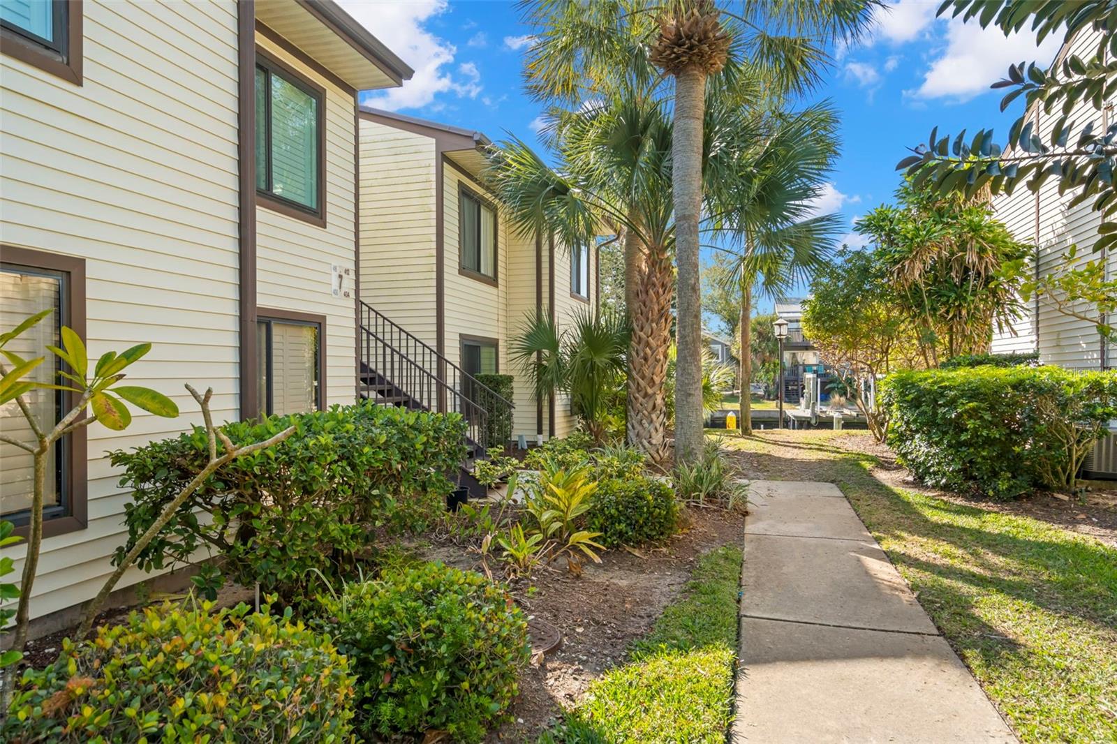 MOORINGS THE CONDO - Residential Lease