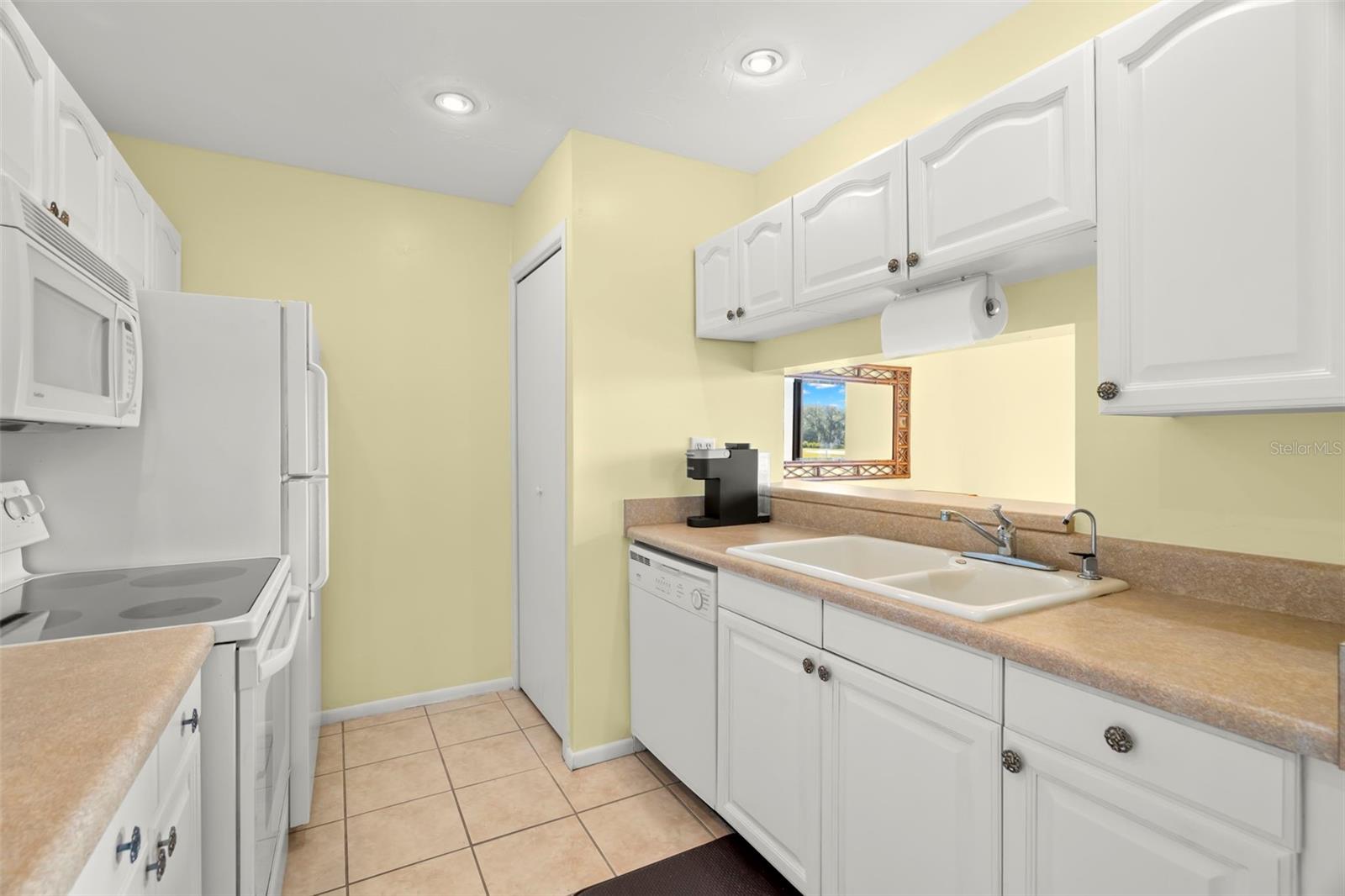 MOORINGS THE CONDO - Residential Lease