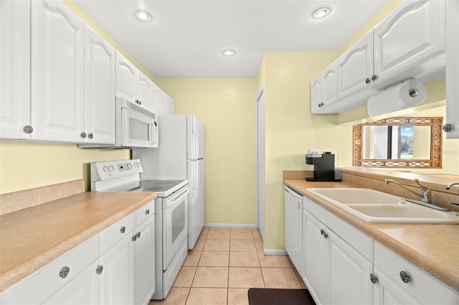 MOORINGS THE CONDO - Residential Lease