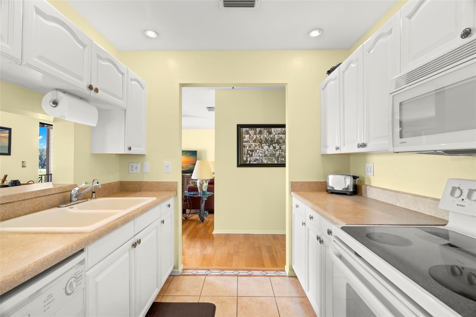 MOORINGS THE CONDO - Residential Lease