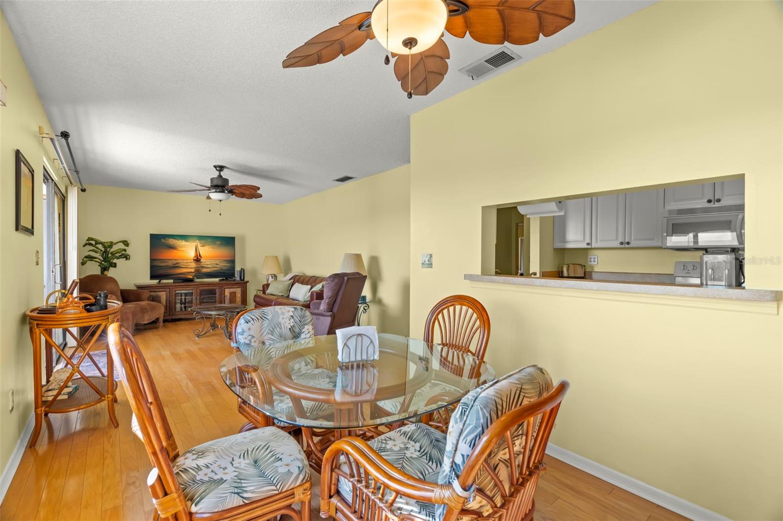 MOORINGS THE CONDO - Residential Lease