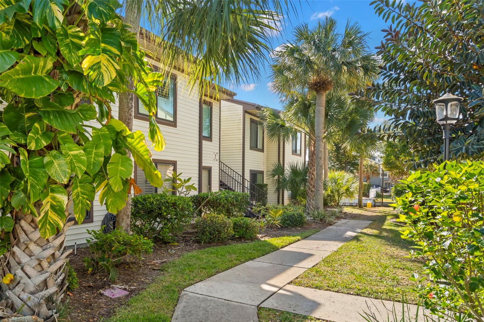 MOORINGS THE CONDO - Residential Lease