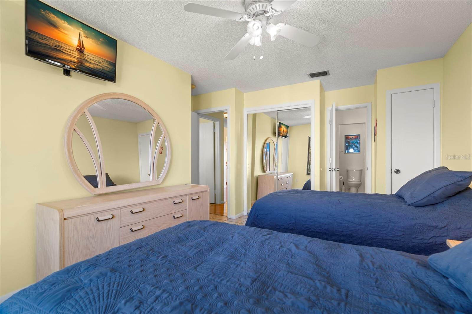 MOORINGS THE CONDO - Residential Lease