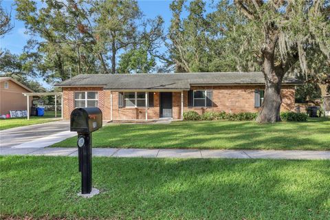 A home in PLANT CITY