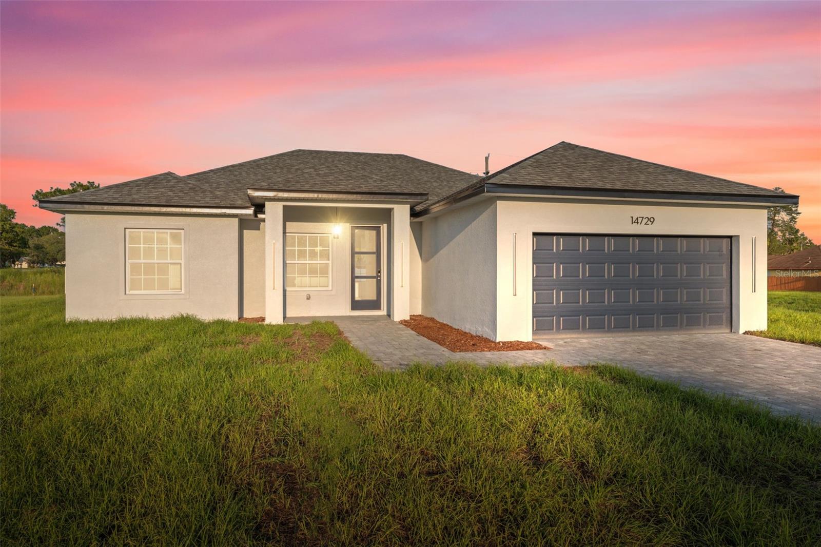 Charming 4-bedroom, open-concept home on a prime lot, situated in a prime Ocala location.
We present this beautiful 4-bedroom, 2-bathroom home, located in one of Ocala's fastest-growing neighborhoods.
The interior features an open concept and spacious living spaces with tasteful finishes—ideal for families, first-time buyers, or anyone who values ??comfort and convenience in a prime location. The living room and dining room are bright and airy, perfect for entertaining or relaxing.
At the heart of the home is the charming kitchen, equipped with solid wood cabinets, stone countertops, and modern appliances—all included. A space that combines style and functionality, whether for quick meals or entertaining.
The master suite offers a serene atmosphere, with a spacious walk-in closet and excellent natural light. The other three bedrooms are also spacious, with built-in closets, offering versatility to meet the needs of family, guests, or even for setting up an office.
With two full bathrooms, a two-car garage, and a thoughtful design, this home is ready for its new residents. Located in a quiet and welcoming community, you'll be just minutes from top-notch schools, local shops, and major thoroughfares.
Don't miss out on the opportunity to live on a large, highly valued lot in Ocala. Schedule your private viewing now!