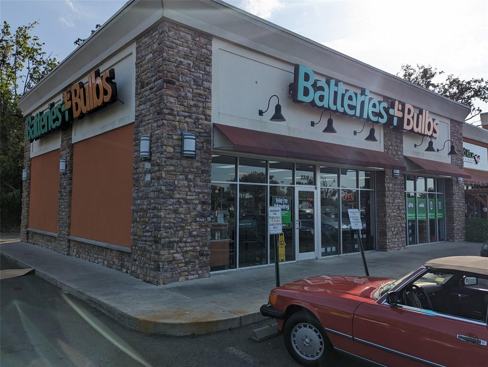 776 SF of Retail Space situated on a main artery in Gainesville, this retail space benefits from high visibility and traffic. Located across from Butler Plaza, one of the largest retail centers in North Central Florida, featuring over 150 stores and restaurants.
Easy access from Archer Road and proximity to Interstate 75 and SW 34th Street.
The property is part of Century Shoppes Plaza, sharing space with popular tenants like Five Guys Burgers, Wild West Smoke Shop, Red Kitchen, and The Joint Chiropractic.
Approximately 48,500 vehicles per day on Archer Road
Just one mile from the University of Florida, Shands and UF Health.