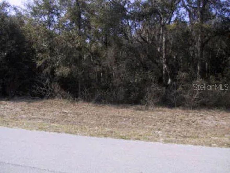 Beautiful Commercial property, just waiting for your development, seller states previously been approved for 4 buildings, each with several units, Buyers please verify info with the city of Chiefland.
The property is currently zoned mixed use, making the land open to so many possibilities. The property faces south on a busy road just off of US 19 with 425 road footage. paved roads, great location, City water electric and garbage. Blocks to the downtown area. embraced the future of your business and secure your place in a prime location. Here's your opportunity act fast.