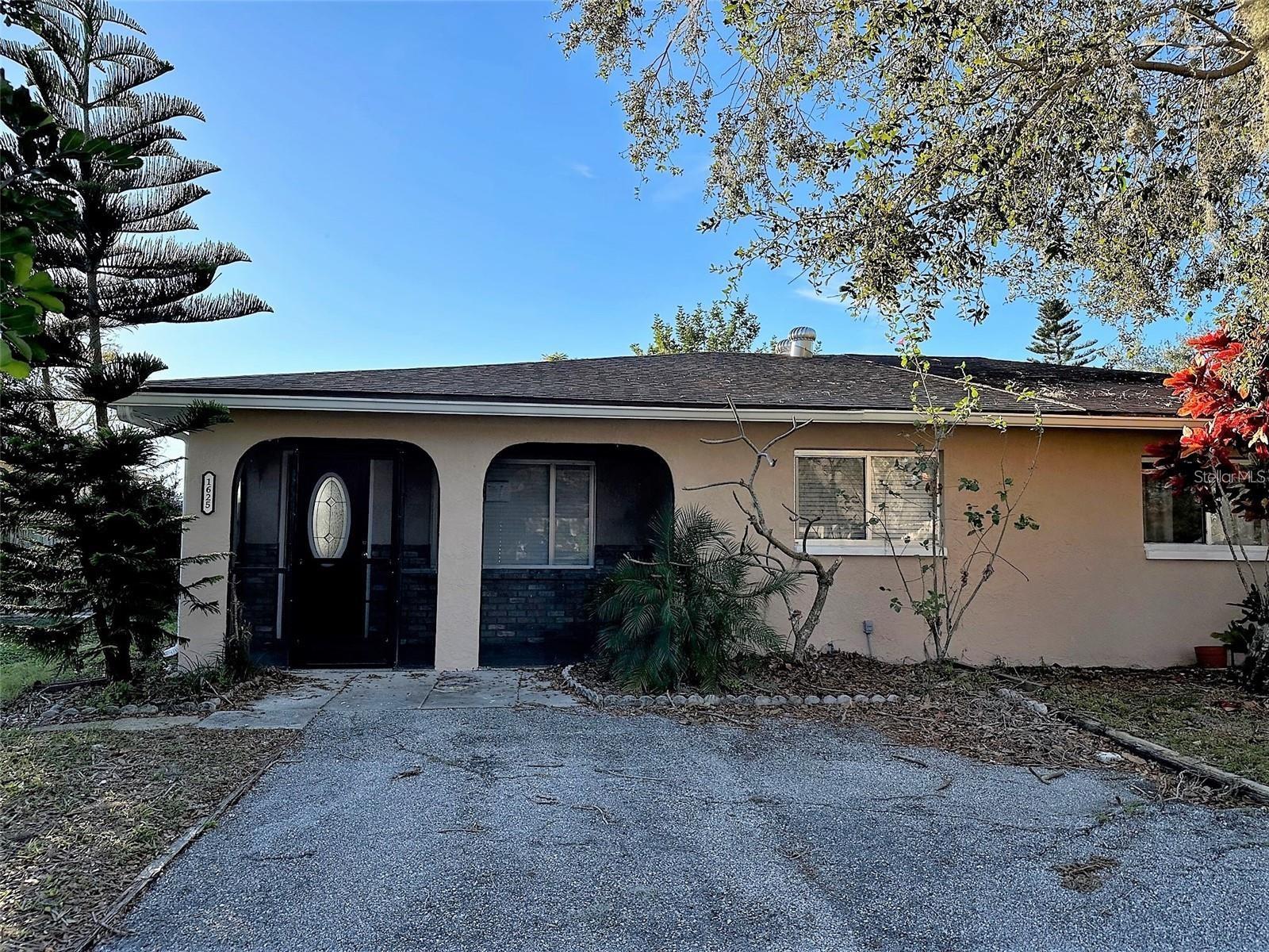 GREAT REMODELED 3 BED, 2 BATH VILLA. BEAUTIFUL REMODELED KITCHEN WITH DECORATOR GRANITE COUNTERTOPS, CUSTOM MAPLE WOOD CABINETS repainted white, 2 PANTRIES, BREAKFAST BAR, & LARGE EAT-IN AREA. PRIVACY, FENCED BACKYARD WITH PLENTY OF ROOM FOR YOUR FAMILY TO PLAY IN AND YOUR TOYS TO BE STORED. PARKING IN THE FRONT OF HOME FOR 4 OR MORE CARS. HOME IS LOCATED ON A CUL-DE-SAC, VERY CLOSE TO BLACKBURN ELEMENTARY SCHOOL. MINUTES TO I-75, THE OUTLET MALL, AND ALL THE NEW SHOPPING AND RESTAURANTS BEING BUILT IN THE AREA. Available for immediate occupancy. $75 nonrefundable application fee per non married occupying individual over 18. First, last and $1000 security deposit. Small pet under 15lbs welcome with additional $1200 pet security deposit.