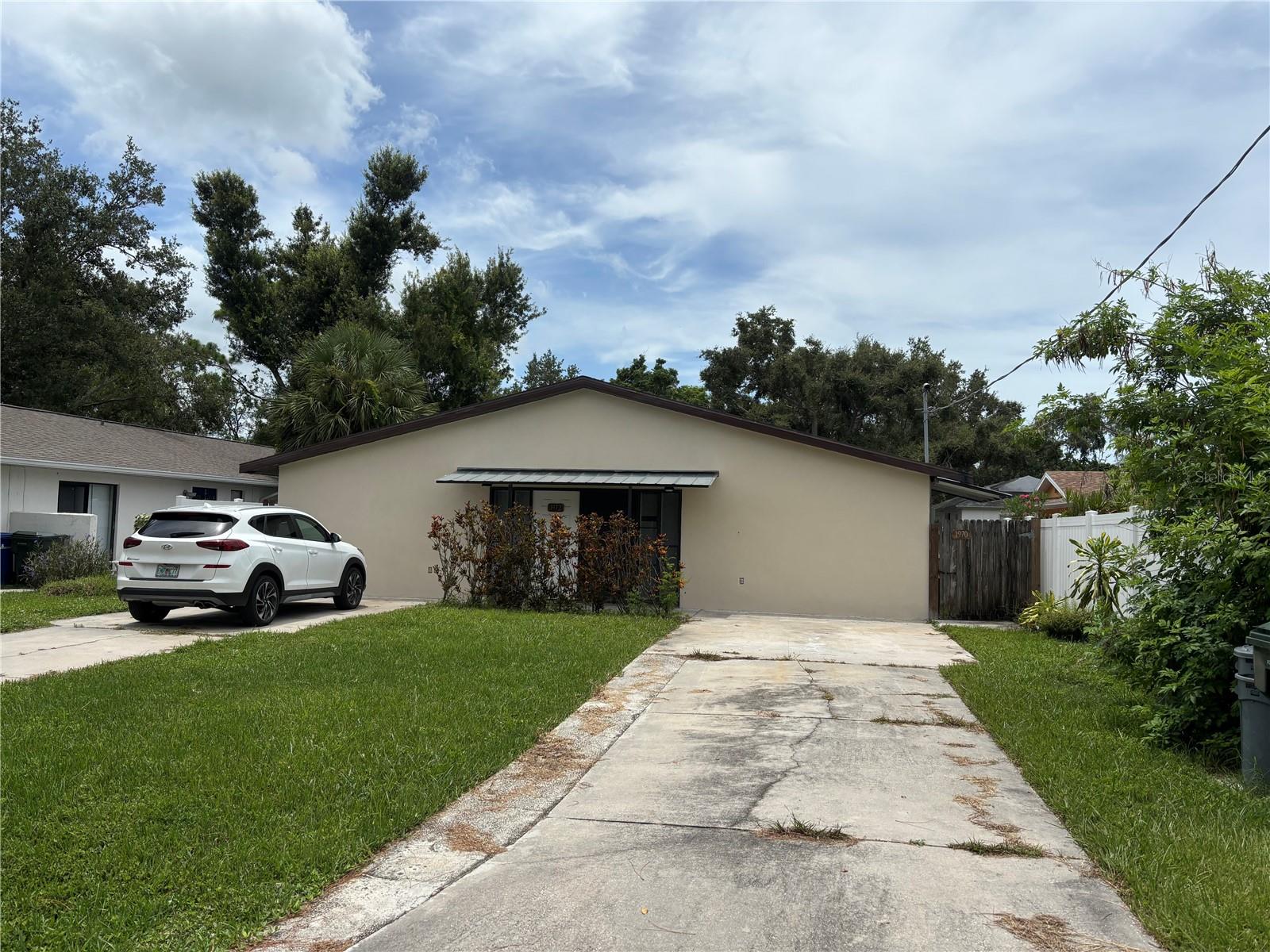 South Sarasota 1/2 duplex. 2 bedroom 2 full baths with modern finishings. NO CARPET, nice concrete epoxy flooring through out for easy cleanup and sleek look. Eat in space in the kitchen area that views into the living room. Cover outdoor back porch with nice yard and small storage shed. Location is west of 41 1/2 block in so walking distance to Target shopping plaza and more.