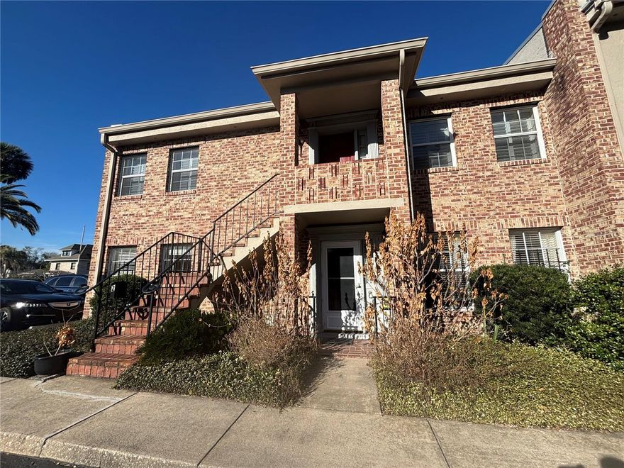 3 bedroom, 2 bathroom Condo walkable to Downtown DeLand. This Yorkfield Square downstairs unit is ready for your upgrades and vision. The community offers a pool, landscaped courtyards, and exterior maintenance.